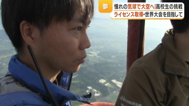 真剣な表情で指導する髙崎さん
