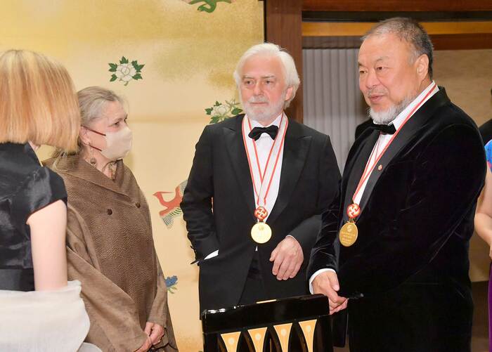 アイ・ウェイウェイ氏と ©️日本美術協会/産経新聞
