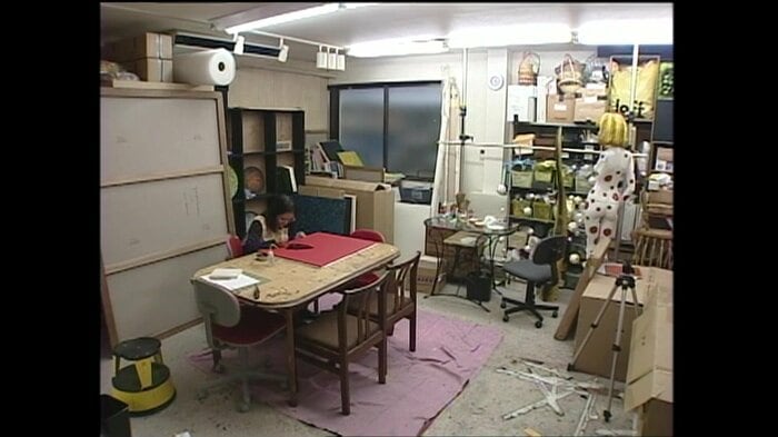 新宿区のアトリエで制作を行う草間さん