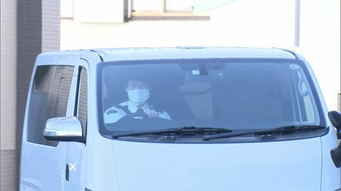 前理事長が乗る警察車両(11月22日)