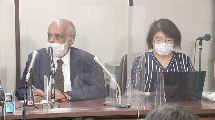 遺族の会見に同席する駒井弁護士(右)