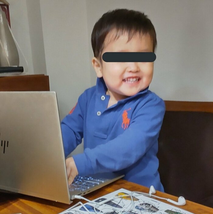 「お仕事するの!」とPCの前から離れない様子