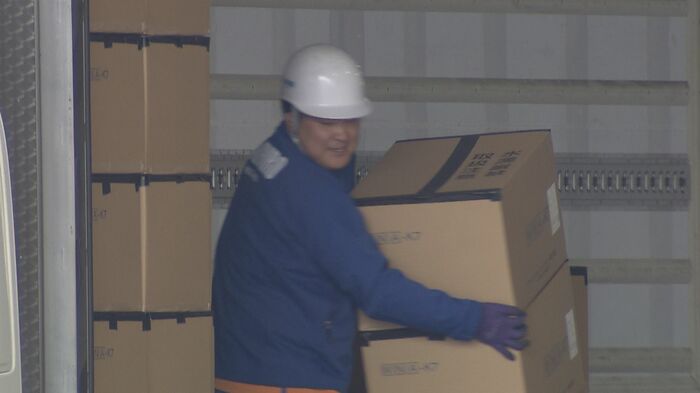 長野県東御市で荷物を積み込む