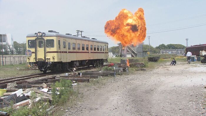 電車の真横で爆発!