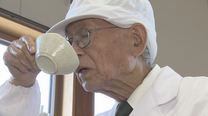 味見する田幸さん