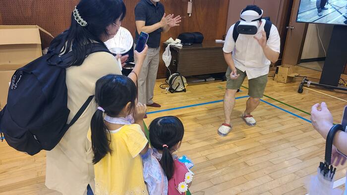 会場でARゴーグルをつけると…