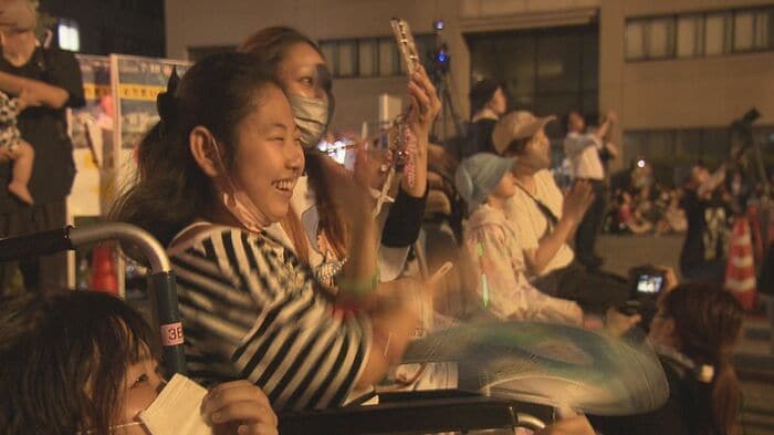 花火を観る患者たち　闘病生活の子どもたちに夏の思い出づくり