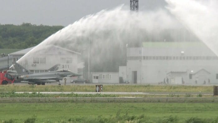 空自に歓迎されるスペインのユーロファイター戦闘機(千歳基地・7/19)