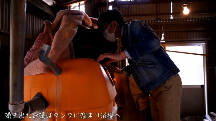 湧き出たお湯をタンクに溜めている