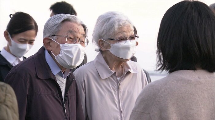 令和7（2025）年10月　葉山御用邸前の海岸で地元住民らと交流される上皇ご夫妻