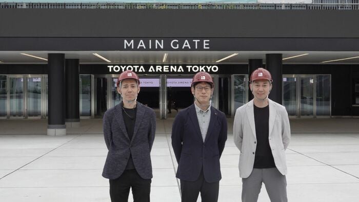 視察をする(右から)B.LEAGUE島田 慎二 チェアマン、アルバルク東京株式会社 林 邦彦社長、 アルバルク東京株式会社 林 洋輔部長