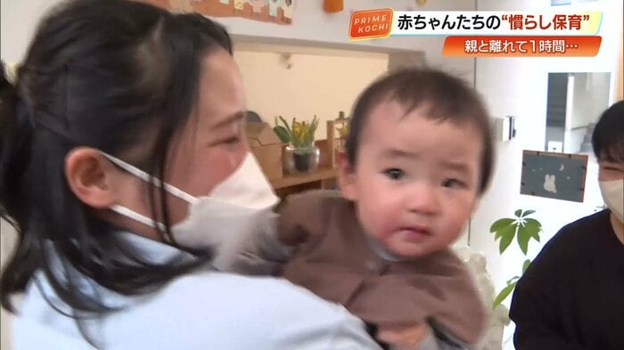 不思議そうな表情で見つめる生後9カ月のちひろくん