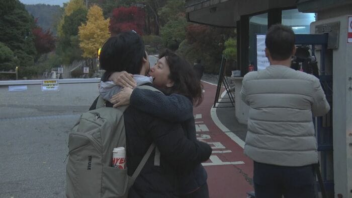 抱き合う受験生と保護者