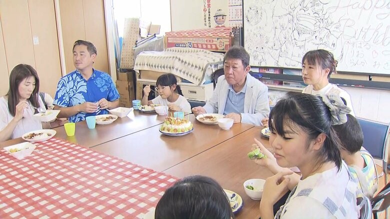 自民・茂木氏が子ども食堂を視察「地域の絆はとても大切だ」物価高の影響も実感　総裁選「丁寧に政策を訴える」｜FNNプライムオンライン