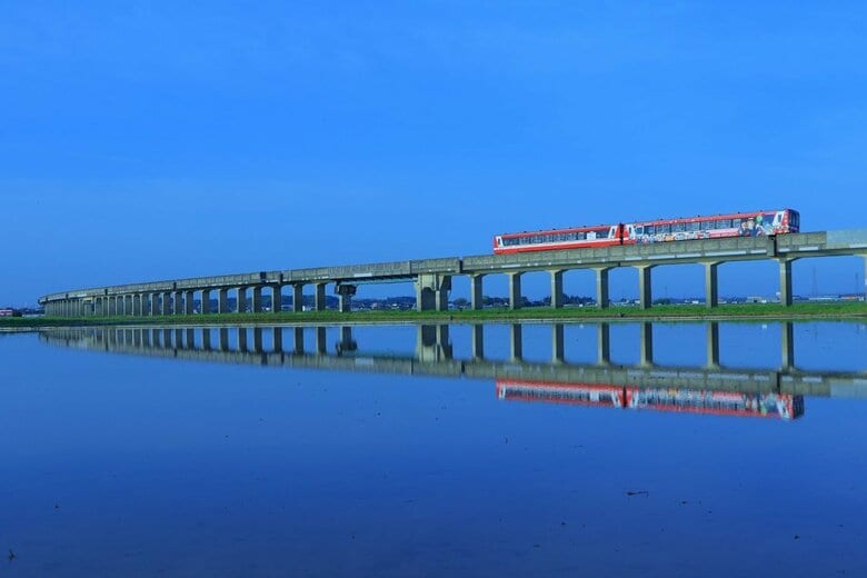 列車が田んぼの水面に映る“この時期だけ”の風景が美しい…見られるのはいつ頃まで？鹿島臨海鉄道に聞いた