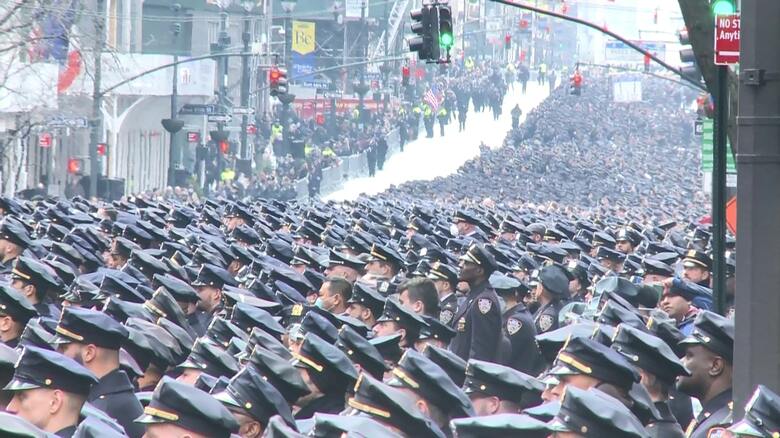 NY5番街を埋め尽くす数千人の警官･･･治安対策と「警察批判」に揺れる米国