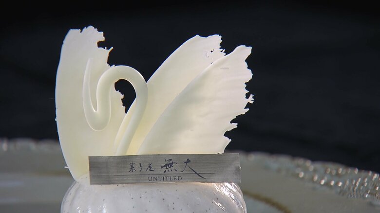 繊細な「白鳥」はチョコレート！人気ケーキは光で照らすと透けるほど超薄な「翼」を装飾  世界新三大夜景を見ながら唯一無二のケーキで“幸せ”を提供する新店｜FNNプライムオンライン