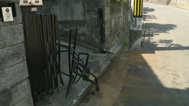 女子大学生が運転する車が住宅の門扉などに衝突　同乗の家族の女性（81）が重体｜FNNプライムオンライン