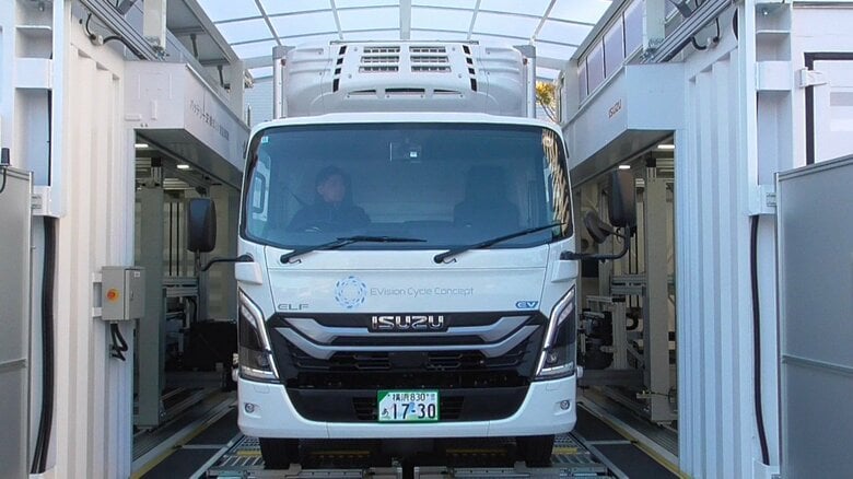 いすゞ・ファミマがEVトラックで店舗への配送の実証実験へ　両側からバッテリーを自動交換…7分で交換完了｜FNNプライムオンライン