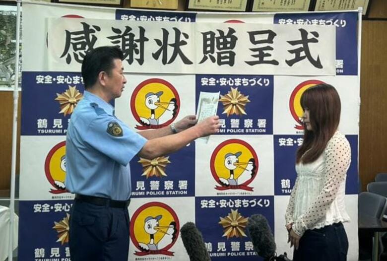 「お母さん、心配しているやろな」　道に1人でいた6歳の女の子を家に送り届けた大学生に感謝状　大阪・鶴見区｜FNNプライムオンライン