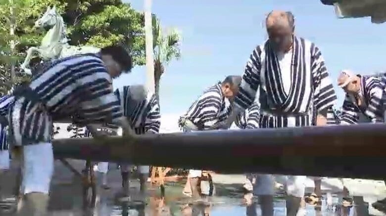 博多祇園山笠　舁き棒を洗い清める「棒洗い」神事　祭り期間中の安全を祈願　福岡｜FNNプライムオンライン