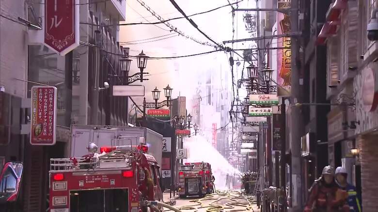 大阪・ミナミの繁華街で火事　飲食店から出火、建物4棟・350平方メートル焼くもけが人なし｜FNNプライムオンライン