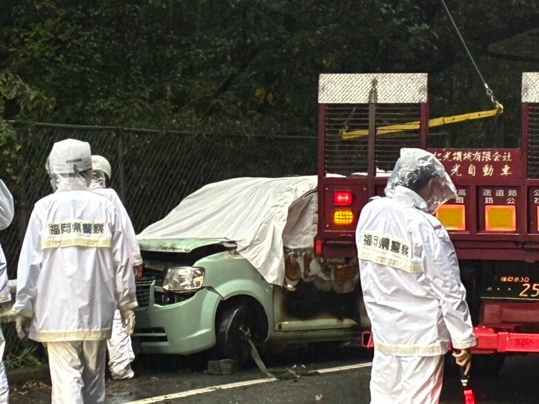 車の前方部が大破　目撃男性「ガードレールに衝突して炎上している」車内から1人の性別不明の遺体発見　火災発生時は雨・・・警察が身元の特定急ぐ　福岡・糸島市｜FNNプライムオンライン