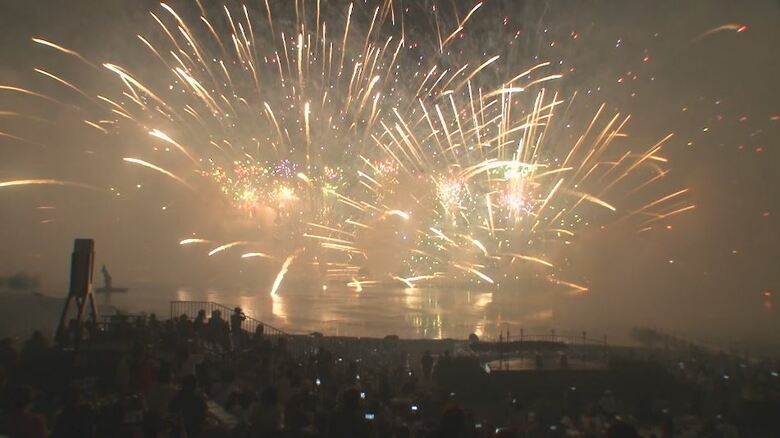 湖上に大輪　夏の夜空を彩る「諏訪湖花火大会」　大勢の見物客を魅了　｜FNNプライムオンライン