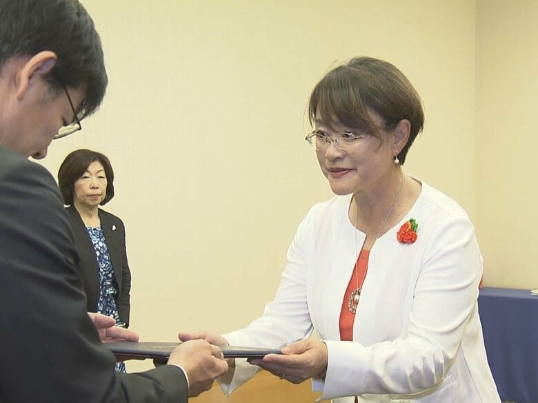 参院選三重選挙区で初当選…立憲・小島智子さんに当選証書「地域の人から遠くならない国会議員になりたい」｜FNNプライムオンライン