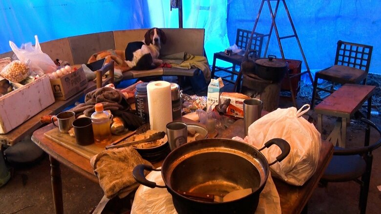 ブルーシートが張り巡らされた半屋外の“リビング”