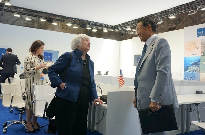 G20での米・イエレン財務長官と麻生財務相(提供:財務省)