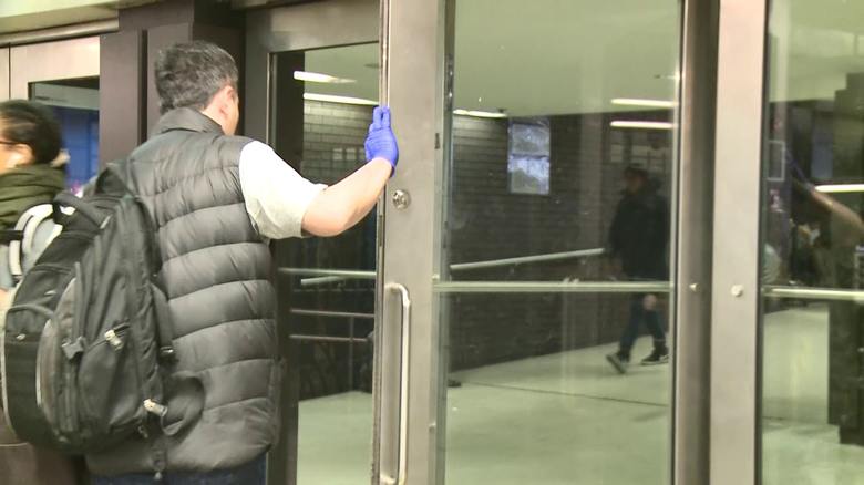 3月9日、地下鉄の駅はマスクより手袋を着用している人が多かった