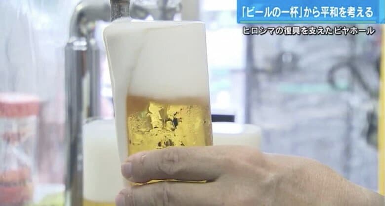 80年前のビールサーバーから注がれるビール