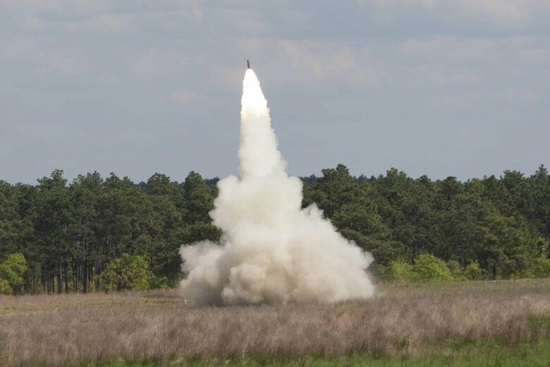 HIMARSから発射された直後のGPS誘導ロケット弾（米国防総省公式画像より）