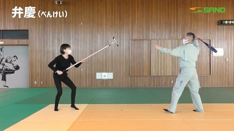 社長がバットで女性社員を襲う