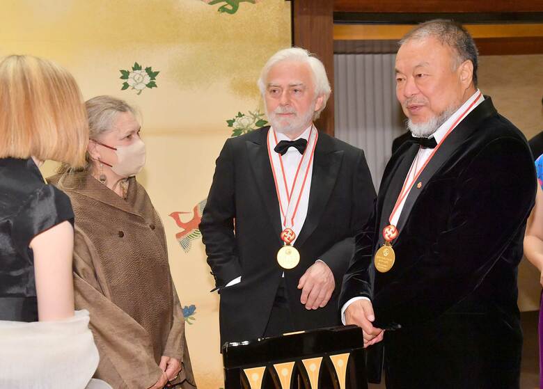 アイ・ウェイウェイ氏と ©️日本美術協会／産経新聞