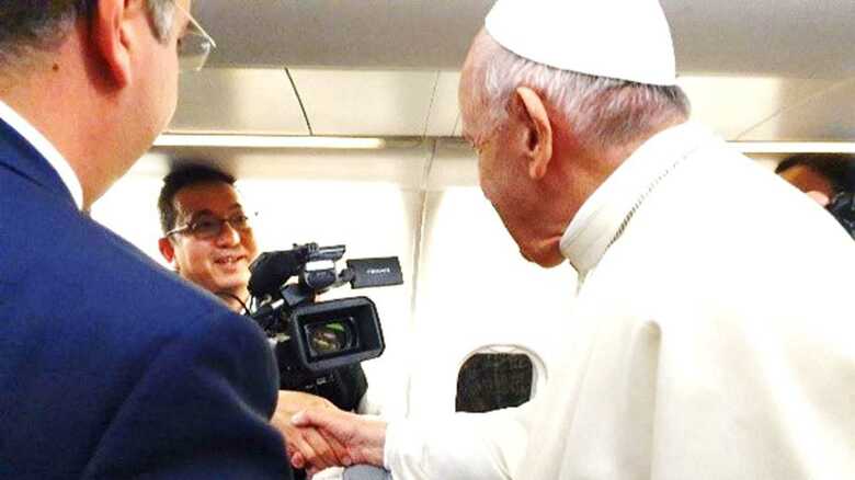 ローマ教皇が近づいてくる・・・握手もしたいが、撮影もしたい！さあどうする？カメラマン