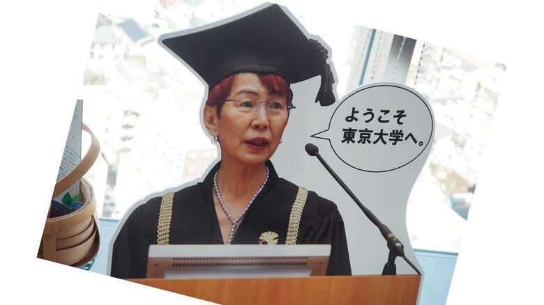 上野さんのオフィスには東京大学入学式の祝辞がよみがえるパネルが・・・