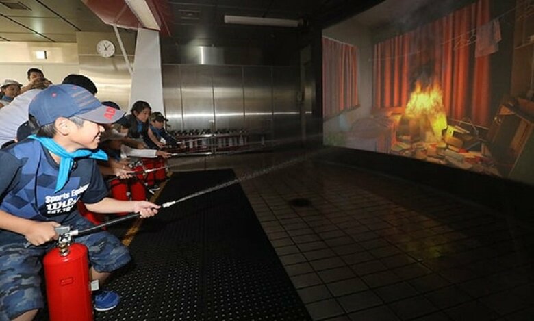 立川防災館での消火訓練の様子（提供：東京消防庁）