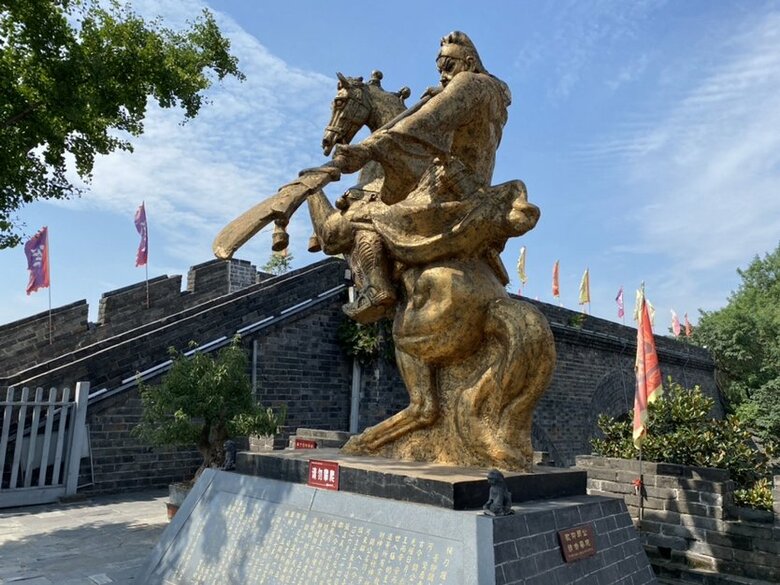 地元の景勝地に設置されている関羽像