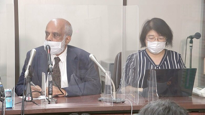 遺族の会見に同席する駒井弁護士（右）