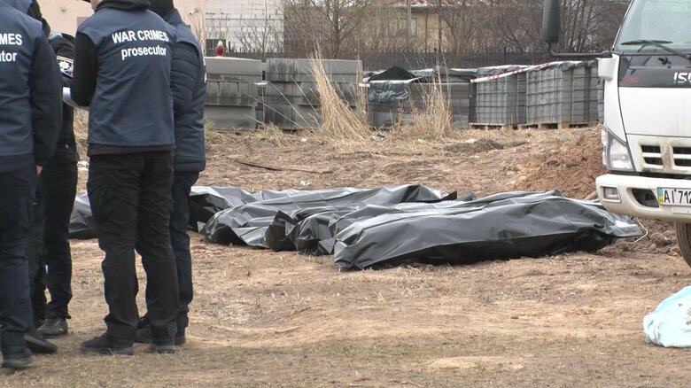 掘り起こされた遺体の検視と身元確認が行われた