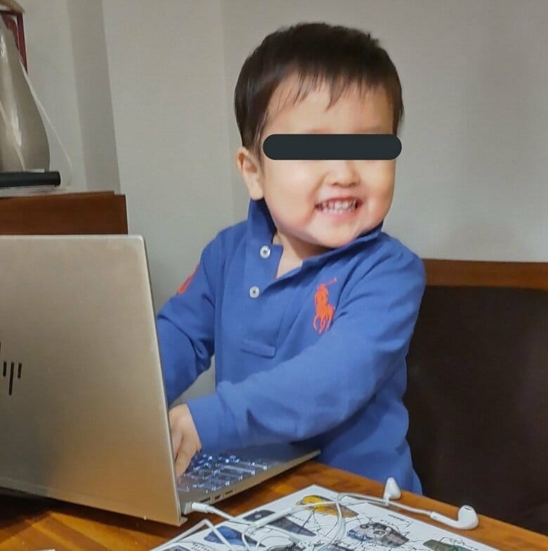 「お仕事するの！」とPCの前から離れない様子