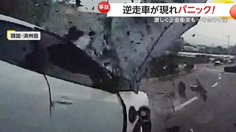 撮影者の車に迫る剥がれたボンネット