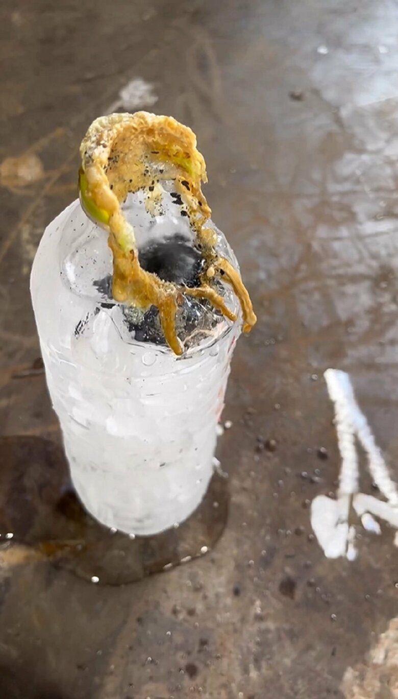 鉄球は飲み口を溶かし、氷の中で冷えて沈み込んで終わった