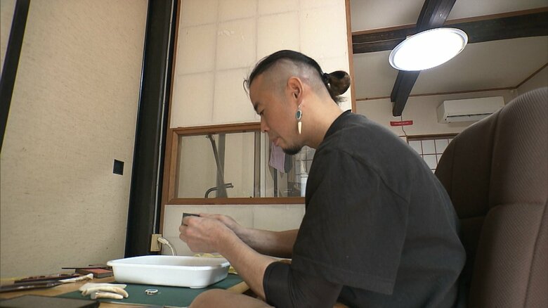 アクセサリー作りする岡本さん