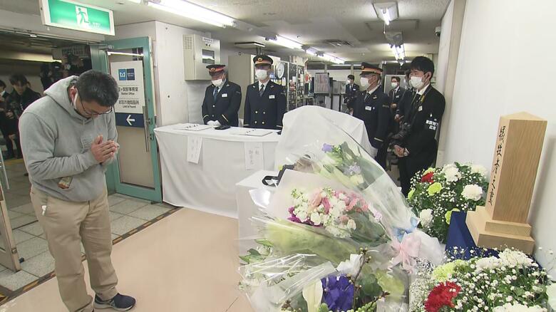東京メトロ霞ヶ関駅の献花台に訪れる人（20日）