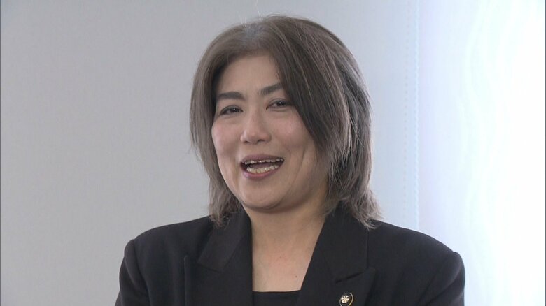 会見の最後には笑顔も