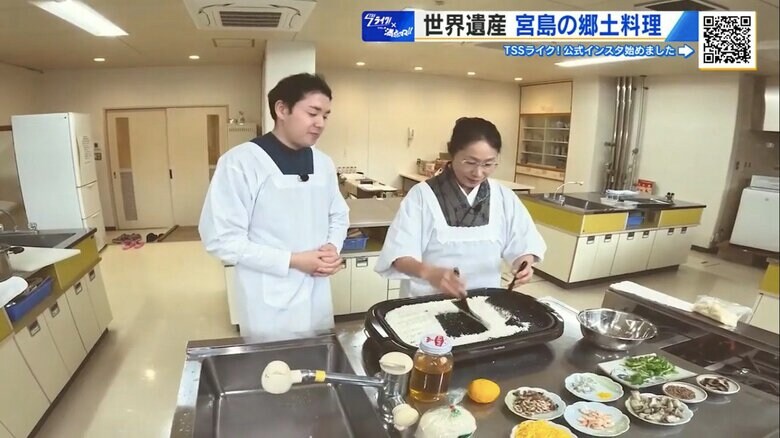 割烹着姿の野川アナ（左）、おからを煎る吉原さん（右）