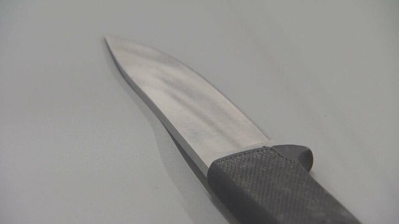 押収された鋭利な包丁やナイフ